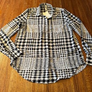 NWT Women’s button up, long sleeved blouse by Richard Allen/H & M, size 2